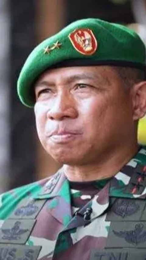 Dia mengawali karir militernya sebagai Kasi Ops Sektor A di Timor Timur.