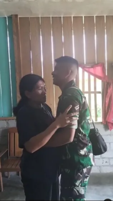 Momen Prajurit TNI Pulang ke Rumah Sederhananya, Disambut Tangis Haru Sampai Sang Ayah Beri Tamparan Sayang