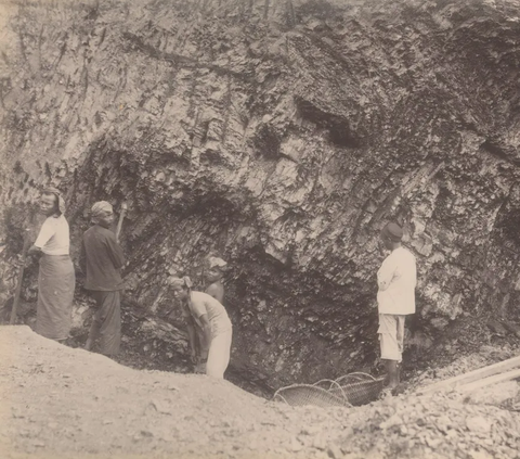 4. Sejarah tambang batu bara Ombilin Sawahlunto dimulai dari penemuan batu bara di daerah tersebut oleh Willem Hendrik de Greve, seorang ahli geologi Belanda, pada tahun 1872.