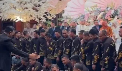 Setelah sang ajudan selesai mengucap akad nikah, Dudung bersama beberapa rekannya berfoto bersama di pelaminan.<br>