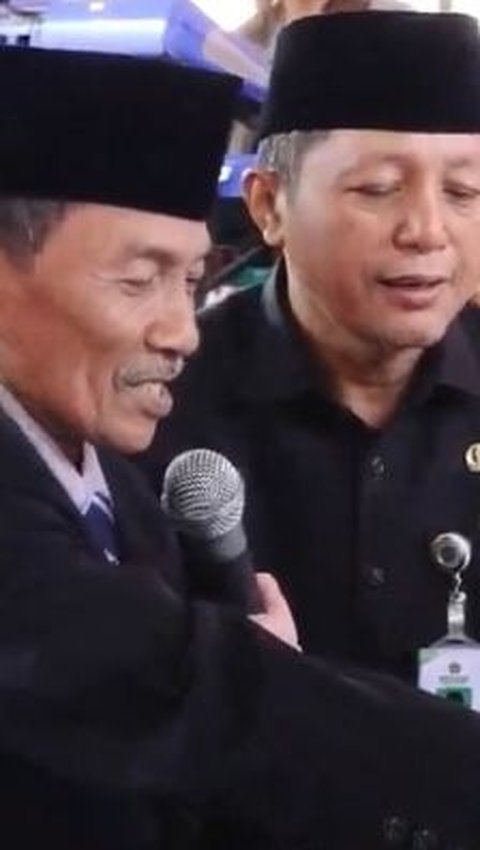 Suasana Harusnya Haru, Momen Ayah Nikahkan Putrinya Ini Justru Bikin Ngakak Hadirin<br>