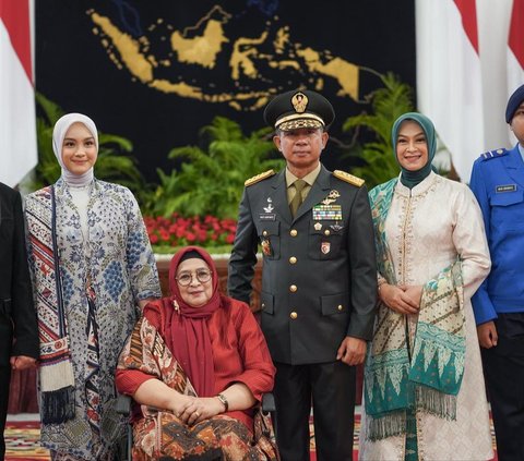 Jenderal Agus Subiyanto datang bersama keluarga tercinta pada saat dilantik menjadi Kasad. <br>