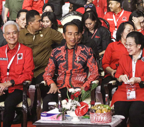 Viral Video Megawati Empaskan Tangan Jokowi, Begini Pembelaan Puan Maharani