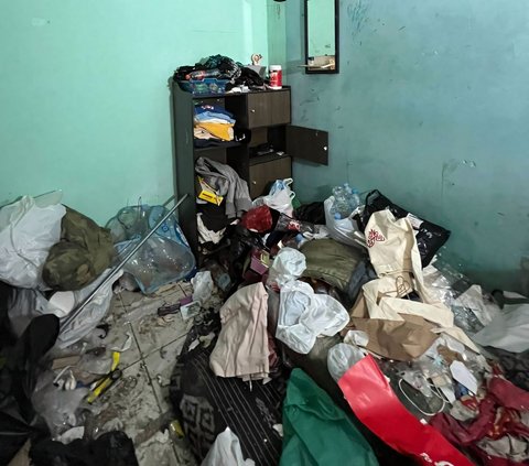 Viral Dirty and Disgusting Room Feels Like a Dumping Ground, Owner Frustrated with Collection of Bottles Filled with Urine