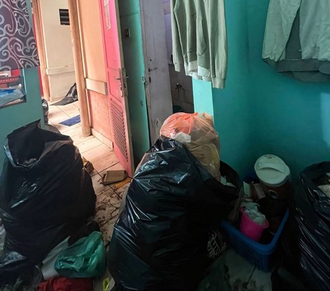 Viral Dirty and Disgusting Room Feels Like a Dumping Ground, Owner Frustrated with Collection of Bottles Filled with Urine