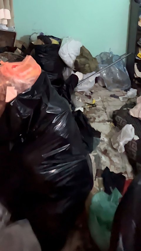 Viral Kamar Kos bak Tempat Pembuangan Sampah Akhir, Salfok dengan Koleksi Botol Berisi Air Kencing