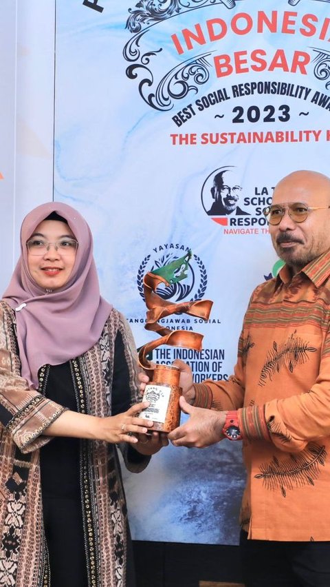 Nicke Widyawati Menjadi Bintang CSR di Indonesia Best Social Responsibility Awards 2023