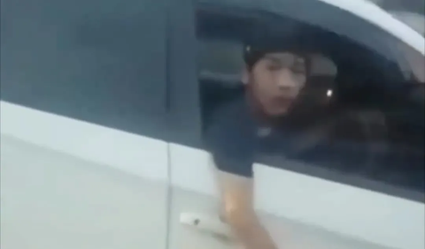 Video itu diunggah di akun Instagram @tangsel_update. Video itu memperlihatkan pengemudi mobil warna putih berjalan berdekatan memepetkan kendaraannya. 