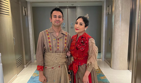 Pasangan Raffi Ahmad dan Nagita Slavina yang kompak ikut serta dalam event fashion show langsung mencuri perhatian rekan artis dan para netizen.<br>
