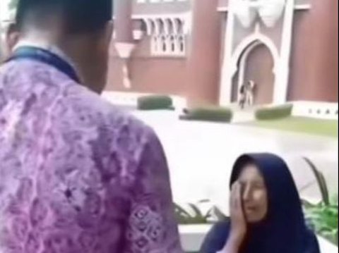 Tak Lagi Arogan, Satpam TMII Kini Cium Tangan Wanita Paruh Baya yang Sebelumnya Dibentak & Diusir