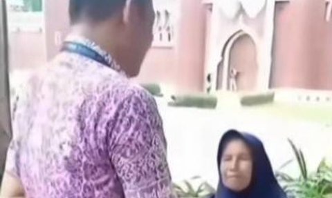 Tak Lagi Arogan, Satpam TMII Kini Cium Tangan Wanita Paruh Baya yang Sebelumnya Dibentak & Diusir