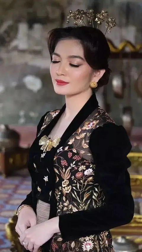 Selvi Ananda terlihat cantik dengan kebaya hitam.