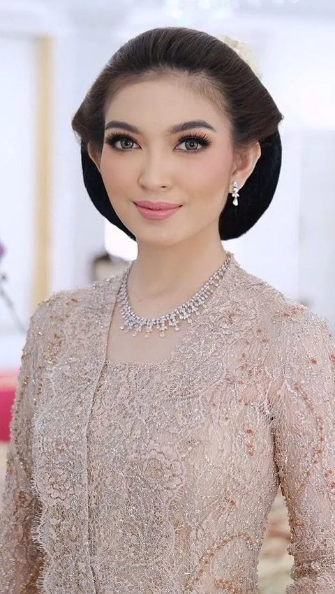 Foto-foto Cantik Selvi Ananda, Istri Gibran Saat Pakai Kebaya