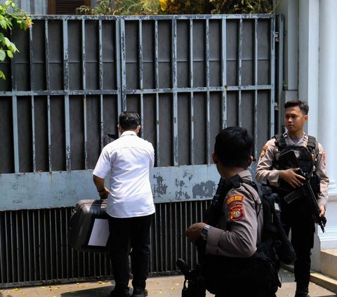 FOTO: Polisi Bersenjata Laras Panjang Kawal Ketat Penggeledahan Rumah Ketua KPK Firli Bahuri