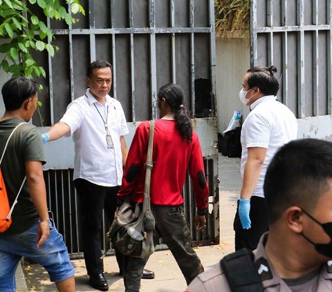 FOTO: Polisi Bersenjata Laras Panjang Kawal Ketat Penggeledahan Rumah Ketua KPK Firli Bahuri