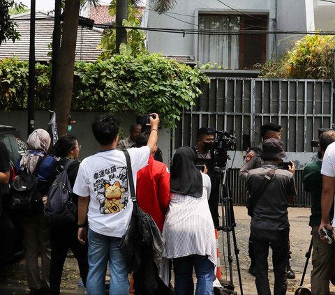 FOTO: Polisi Bersenjata Laras Panjang Kawal Ketat Penggeledahan Rumah Ketua KPK Firli Bahuri