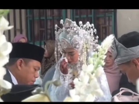 Tangis Mempelai Wanita Kecewa Dinikahkan Wali, Ayah Kandung Tak Datang Gegara Dilarang Istri Barunya