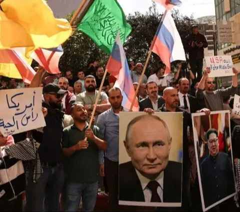 Warga Palestina Demo Bawa Foto Putin dan Kim Jong-un, Serukan Hentikan Kekejaman Israel