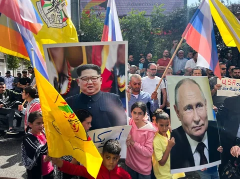 Warga Palestina Demo Bawa Foto Putin dan Kim Jong-un, Serukan Hentikan Kekejaman Israel