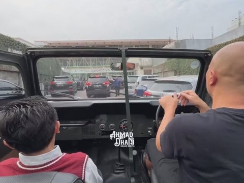 9 Portraits of Ahmad Dhani Taking Muhammad Ali to School in a War Vehicle