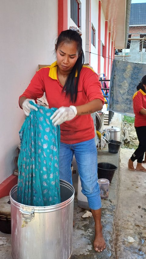 Napi Perempuan Jambi Dilatih untuk Produksi Batik dari Dalam Lapas