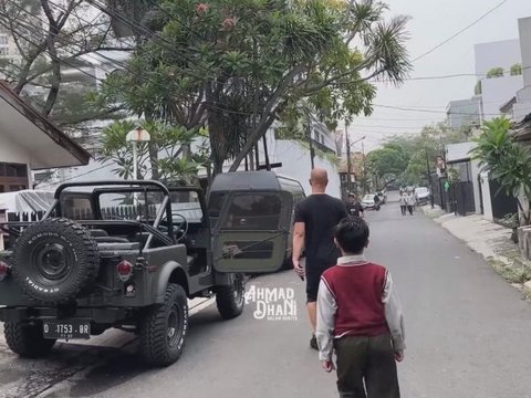 9 Portraits of Ahmad Dhani Taking Muhammad Ali to School in a War Vehicle