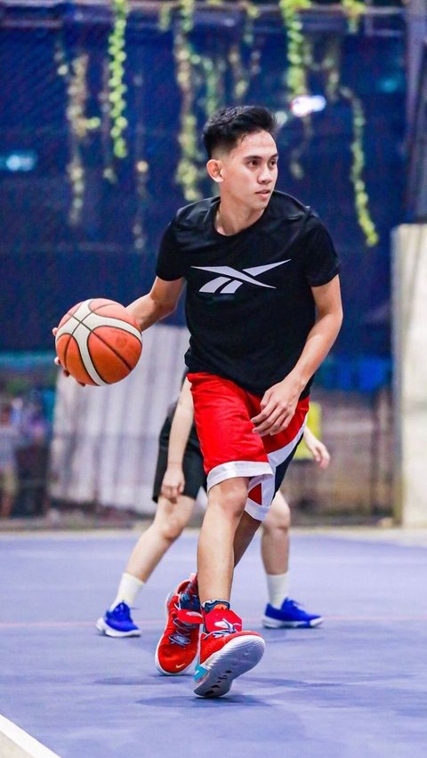 Gaya Keren Ardhan Saat Bermain Basket