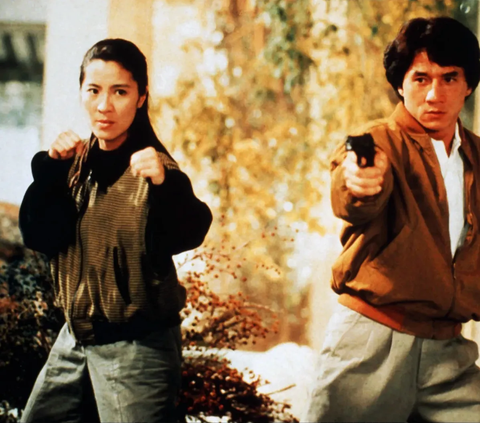 5. Pada tahun 1988, Michelle Yeoh menikah dengan Dickson Poon, seorang produser film dan pengusaha kaya asal Hong Kong.