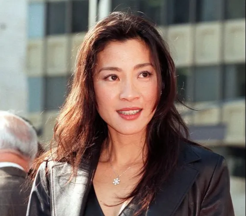 7. Pada tahun 1997, Michelle Yeoh mencapai puncak karier internasionalnya dengan bermain sebagai Bond girl dalam film <i>Tomorrow Never Dies.</i>