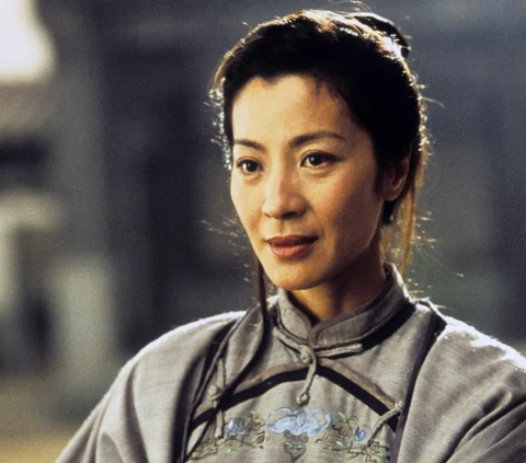 8. Pada tahun 2000, Michelle Yeoh membintangi film<i> Crouching Tiger, Hidden Dragon</i> yang disutradarai oleh Ang Lee.