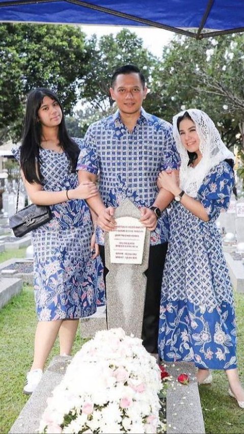 Potret AHY Ziarah ke Makam Ibu Bareng Keluarga, Kompak dengan Baju Warna Biru