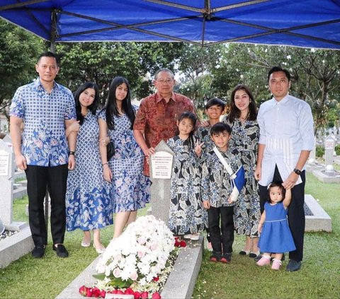 Potret AHY Ziarah ke Makam Ibu Bareng Keluarga, Kompak dengan Baju Warna Biru