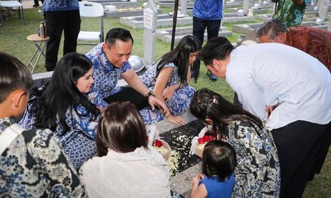 Potret AHY Ziarah ke Makam Ibu Bareng Keluarga, Kompak dengan Baju Warna Biru