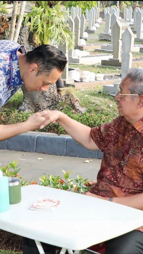 Potret AHY sedang Sungkem dengan Ayahanda, Susilo Bambang Yudhoyono