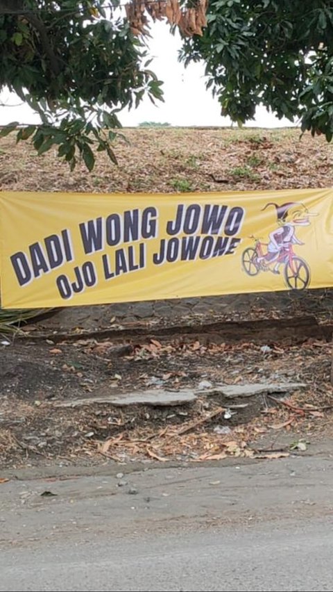 Spanduk 'Dadi Wong Jowo Ojo Ilang Jawane' Bertebaran di Semarang & Solo Usai Gibran Maju Cawapres<br>