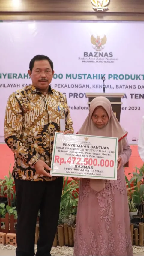 Percepat Atasi Kemiskinan, Pj Gubernur Jateng Serahkan Bantuan Modal Usaha Produktif