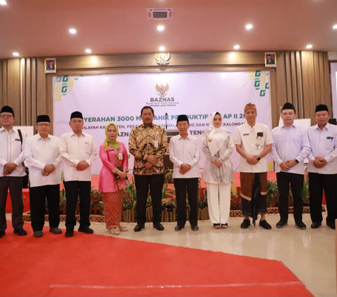 Percepat Atasi Kemiskinan, Pj Gubernur Jateng Serahkan Bantuan Modal Usaha Produktif