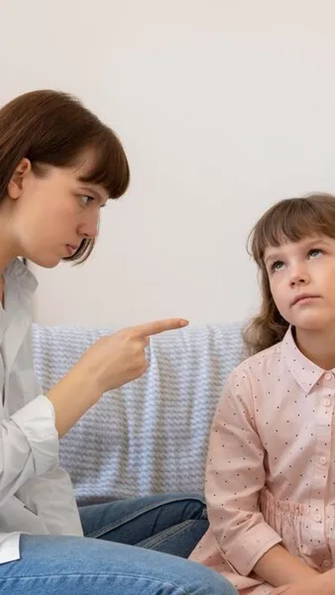 Salah satu bentuk ekspresi emosi yang sering muncul adalah membentak anak-anak.