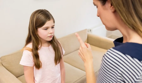 Menurut penelitian, pola asuh agresif, seperti berteriak, mengancam, dan disiplin verbal, dapat memberikan dampak signifikan pada kesehatan mental anak-anak, baik dalam jangka pendek maupun jangka panjang. 