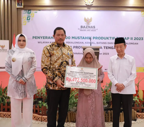 Percepat Atasi Kemiskinan, Pj Gubernur Jateng Serahkan Bantuan Modal Usaha Produktif