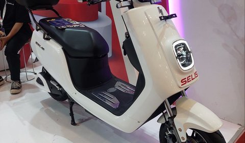 5 Selis E-Max SLA<br><br>Motor listrik bergaya commuter ini dijual Rp 10,49 juta. Baterai berkapasitas 60v/20ah, jarak tempuhnya 40 km dan kecepatan maksimal 50 km per jam.