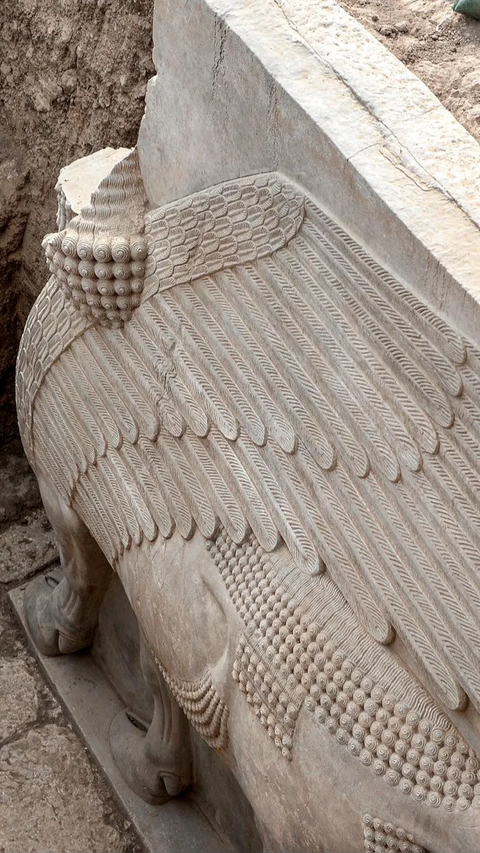 FOTO: Penampakan Patung Dewa Lamassu yang Terkubur Hampir 3.000 Tahun di Irak