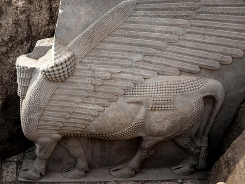 FOTO: Penampakan Patung Dewa Lamassu yang Terkubur Hampir 3.000 Tahun di Irak