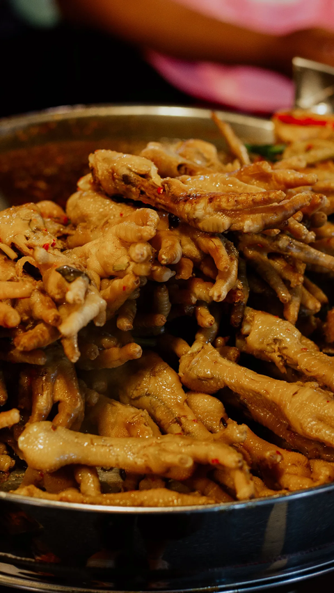 Meskipun sering dianggap limbah, di Indonesia, ceker ayam mudah ditemui di warung kecil atau angkringan.