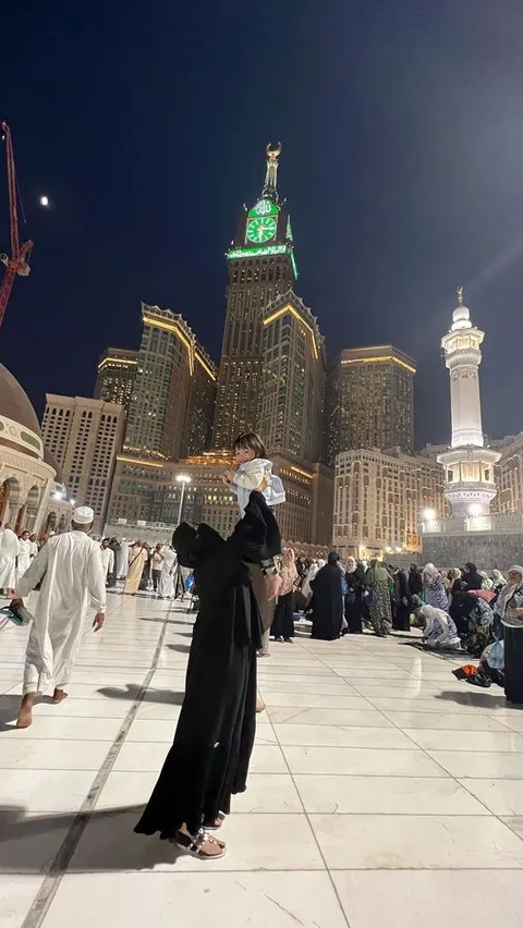 Deretan Foto Zaskia Gotik Umrah ke Tanah Suci, Potret Arsila Bikin Salfok