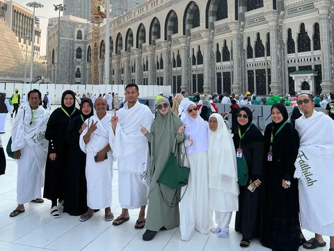 Deretan Foto Zaskia Gotik Umrah ke Tanah Suci, Potret Arsila Bikin Salfok