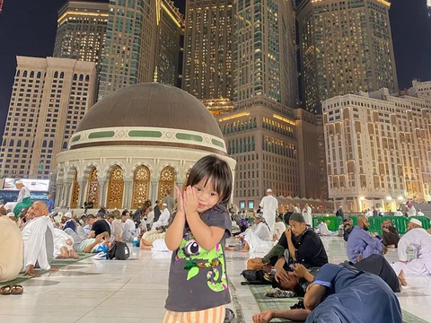 Deretan Foto Zaskia Gotik Umrah ke Tanah Suci, Potret Arsila Bikin Salfok