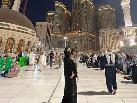 Deretan Foto Zaskia Gotik Umrah ke Tanah Suci, Potret Arsila Bikin Salfok