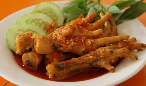 Namun, perlu diingat bahwa meskipun ceker ayam memiliki banyak manfaat, kita juga perlu berhati-hati dengan kandungan lemak dan kolesterolnya. 