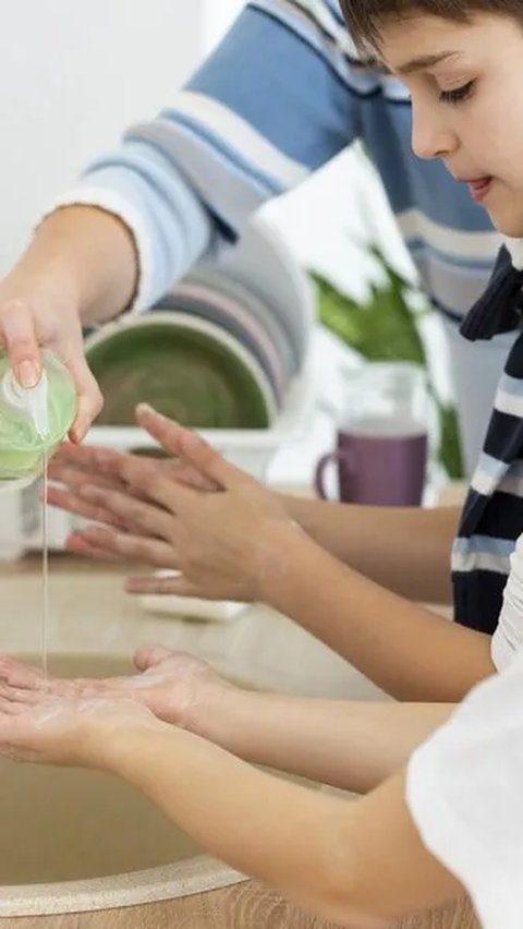 Ajarkan anak-anak untuk mencuci tangan dengan sabun dan air secara teratur, terutama setelah menggunakan toilet, bermain di luar, dan sebelum makan. 